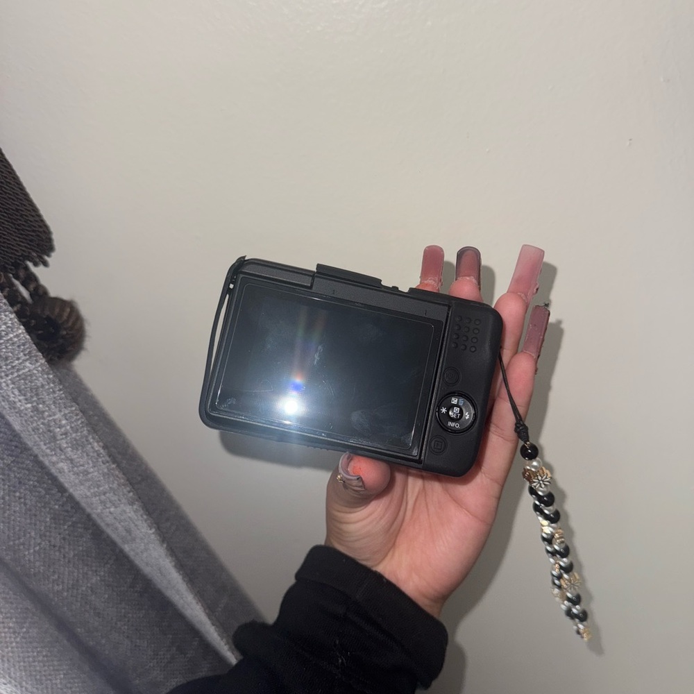 Canon EOS M10 Black Digital Camera with Articulating Screen - Picture 4 of 6